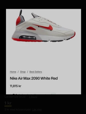 Nike Air Max 2090 White Red - Nike Air Max 2090 sneakers i vitt och rött med synlig Air Max-dämpning i sulan. Skon har en modern design med röda detaljer, vit ovandel i mesh och syntet, samt en robust yttersula. Perfekt för dig som gillar sportig och trendig stil. INGEN LÅDA!!
