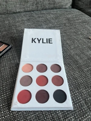 Kylie Cosmetic the bronze palette - Mycket bra skick. Färgerna är bara swatchde. 