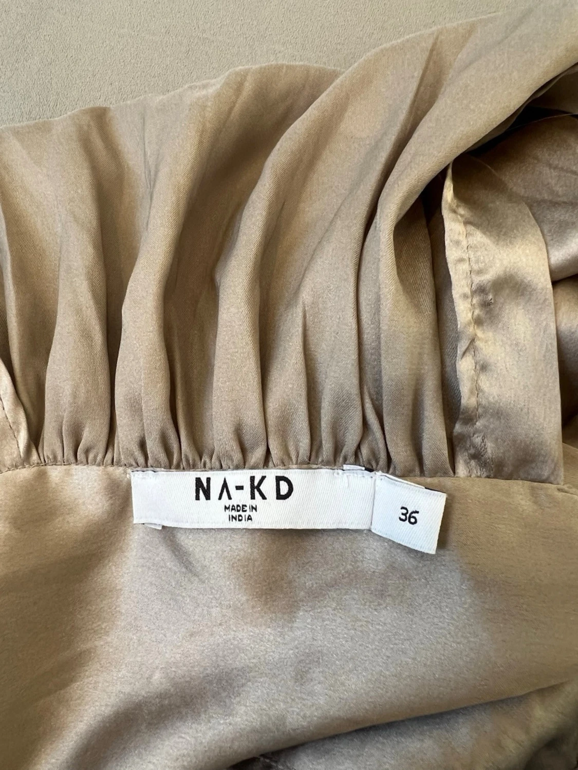 Champagnefärgad oneshoulder topp i satin - 2