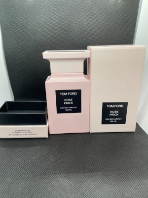 Tom Ford Rose Prick Eau de Parfum 100ml - Helt oanvänd 100ml  parfym. Vid frågor är det bara och fråga. Priset är aldrig hugget i sten Paket erbjudanze är möjligt.                             Svarar inom 8h