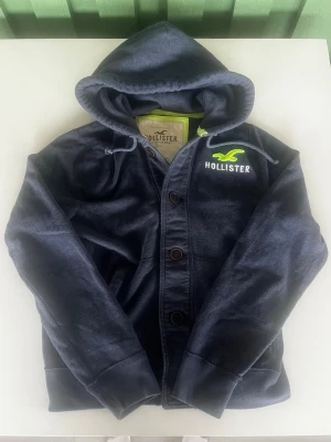 Hollister California cardigan hoodie vintage  - Riktigt snygg och eftertraktad vintage Hollister California cardigan/hoodie. fint skick inga fel storlek M/L passar 170-180 där mellan kan ta mått vid behov. Endast 418kr ej hugget i sten kom gärna med frågor och prisförslag har även mycket mer liknande i min profil alla storlekar kolla gärna stor rabatt vid köp av flera 😁✌️