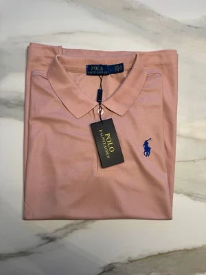Ralph Lauren Piké - Rosa Ralph Lauren Piké i storlek L. Kom privat med frågor och funderingar😊