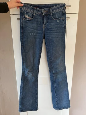 Blå bootcut jeans från Diesel - Mörkblå bootcut jeans från Diesel🎀Stl. 24 i midja och 30 i längd. Köparen betalar frakt.