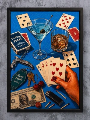Poster 🫶🏼 - Unik tavla med spelkort, drinkar, tändstickor och dollarsedel mot blå bakgrund. Motivet inkluderar en hand med röda naglar som håller kort, samt detaljer som körsbär, nycklar och en korkskruv. Perfekt för dig som gillar retro och popkonst.