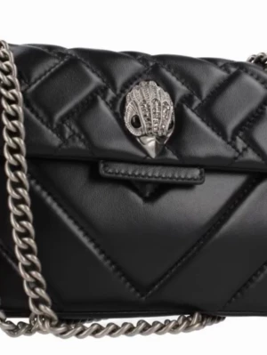 Svart quiltad handväska från Kurt Geiger - Snygg svart quiltad handväska från Kurt Geiger med silverfärgad kedjerem och ikoniskt örnhuvud i metall på locket. Väskan är tillverkad i mjukt konstläder och har en elegant, rektangulär form. Perfekt accessoar för att lyfta din outfit.