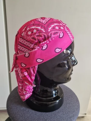 Bandanas rosa - Bandana pirathatt.  Stretchig snabbtorkande andningsbar och  vindtät. 55-60 cm huvud.