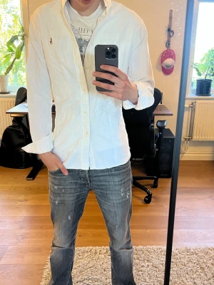 Ralph Lauren skjorta - Säljer en vit Ralph Lauren skjorta | Slim fit | Självklart äkta | Inga defekter❌| Pris - 499 | Pris går att diskutera | Skriv gärna vid frågor | 🙌🙌🙌