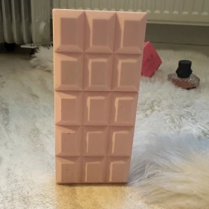 Sabrina carpenter sweet tooth  - Skulle säga att det är iallafall hälften kvar, flaskans färg har lossnat lite , 75ml flaska 
