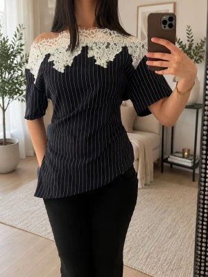 Mörkblå blus med spets och ränder - En helt ny blus med en jättefin vit spets. Jag säljer den eftersom den är lite för stor för mig.💗🎀