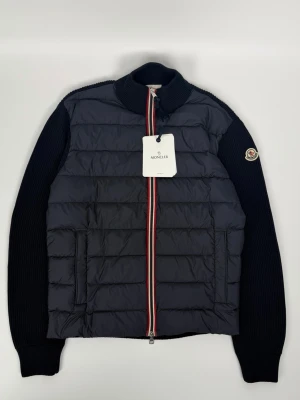 Moncler Tricot Cardigan Marinblå Ny! - Helt ny Moncler tricot Cardigan från senaste kollektionen, storlek M och L finns i lager, pris 5890kr finns att köpa på våran hemsida - Fashionels.com tillsammans med 100 tals andra alternativ. 