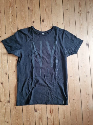 Snygg t-shirt Small fint skick  - Använd men fint skick 