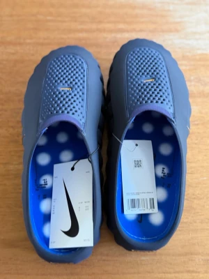 Nike mind 001 blå och svart - Ändast testade inomhus. De är jätte sköna och snygga de är även svåra och få tag de blev slut sålda på några minuter på Nike hemsida. Kvitto finns och boxen finns. 