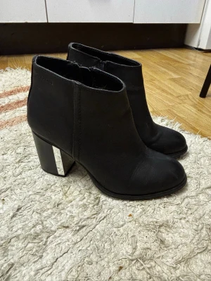 Svarta stövletter från Attitude - Snygga svarta stövletter från Attitude med chunky klack och cool silverdetalj på hälen. Köpte dessa Secondhand på busfrö men gissar att de är ifrån DinSko!