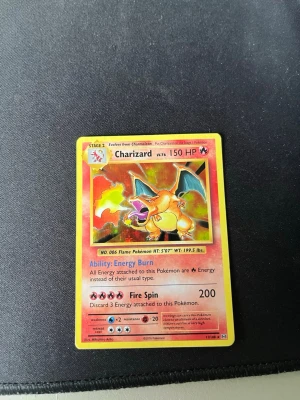 Charizard Pokémonkort 2016 - Säljer ett Charizard Pokémonkort från xy evolutions 2016 med gul ram och färgstark illustration.  Perfekt för samlare eller Pokémonfans!