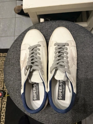 Mörkblå golden goose - Säljer ett par snygga golden goose i använd skick men jätte bra skick. Lådan och allt annat har jag slarvat bort och endast skorna kommer bara med i frakten. 