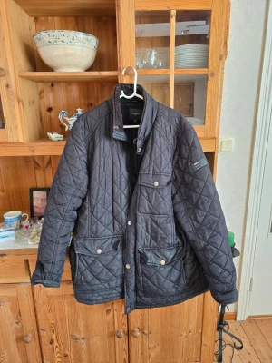 Snygg quiltad jacka Large i fint skick  - Nypris 1399 kr. Snygg jacka för vår och höst. Använd fåtal gånger. Som ny 