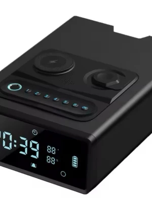 Svart digital väckarklocka med laddare #2FreeF - Snygg svart digital väckarklocka med LED-display och inbyggd trådlös laddare för mobil och hörlurar. Har flera knappar för inställningar och en modern design i plast. Perfekt för nattduksbordet eller skrivbordet.