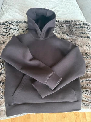 Stilren hoodie - Säljer en brun stilren hoodie från hm i storlek S den e as fet och sitter väldigt bra! Ny pris cirka 599kr! 10/10 skick!