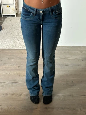Blå bootcut jeans från LTB - Blå jeans från LTB, W24 L32. De är knappt använda 