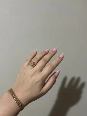 Swarovski Match Double Heart Ring stl 55 - Snygg guldfärgad Swarovski Match Double Heart Ring stl 55. I super skick som ny har bara testat den och den har legat bland mina andra smycken, har tyvärr ingen box till den där av kan priset diskuteras ytterligare.