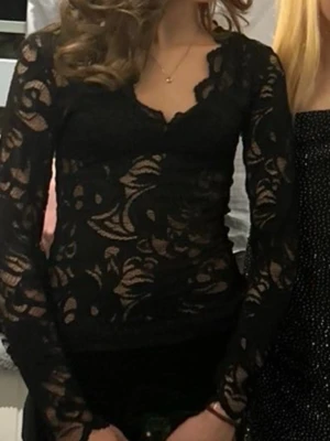 Spets topp  - Spets topp som passar bra till fest. Använd 2 gånger, insydd i midjan men inget som syns eller känns🖤