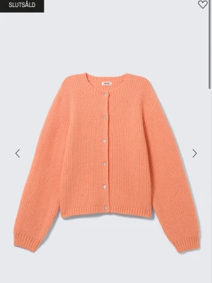 Orange stickad kofta - Helt ny orange stickad kofta från Monki. Prislapp kvar🥰