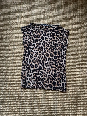 Leopardmönstrad top - Snygg ärmlös topp med leopardmönster från lager 157. I storlek M. Mjuk och stretchig känsla, passar till många olika stilar. 🤍🤎