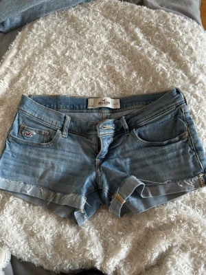 Blå jeansshorts från Hollister - Snygga blå jeansshorts från Hollister. Jätte fina men är lite för små. Pris går att diskutera💕