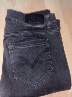 Dondup George - Säljer ett par schyssta mörkgråa Dondup George i storlek 35, nästan helt nya och oanvända. Priset är ej hugget i sten😁