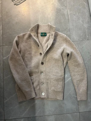 Alan Paine cardigan - Säljer den här sjukt snygga Alan paine cardiganen i super bra skick. Den är i storlek 48 men sitter som S/XS! Nypris ligger på ca 2500kr! Skriv vid minsta fråga/fundering👌
