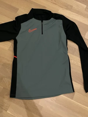 Nike Dri Fit  - Säljer min Nike Dri Fit tröja för den aldrig kommit till användning. Tröjan är endast testad. Priset kan diskuteras ‼️