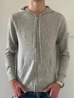 John Henric Cashmere Hoodie  - Inprincip helt ny. Storlek M. Nypris 3000 mitt pris. 1099. 100% cashmere. Hör av dig vid frågor!