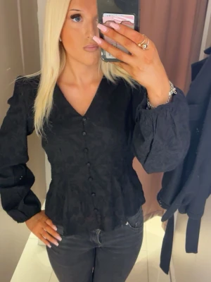 Svart blus med puffärmar från missaÿ - Snygg svart blus från Missaÿ, använd nån gång men är i inprincip ny i skicket 