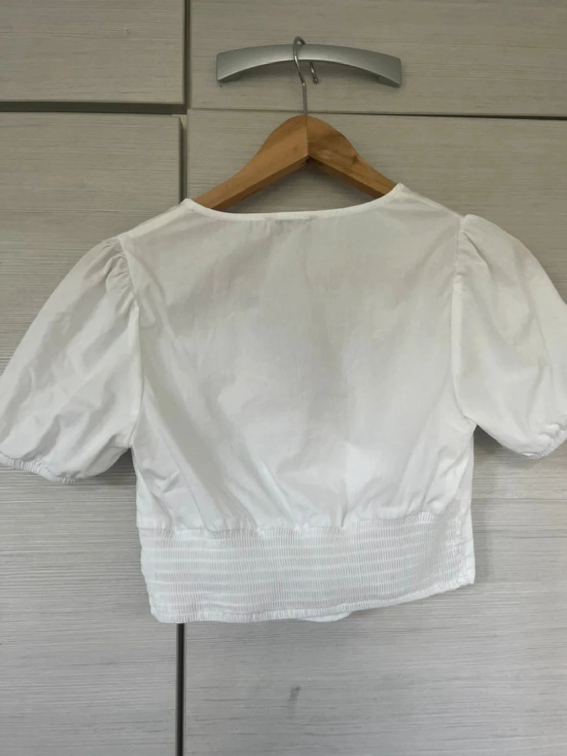 Vit kort blus med puffärm - 1