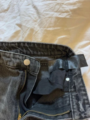 Svarta raka jeans från Monki - Säljer ett par svarta raka jeans från Monki i storlek W24😊💕.