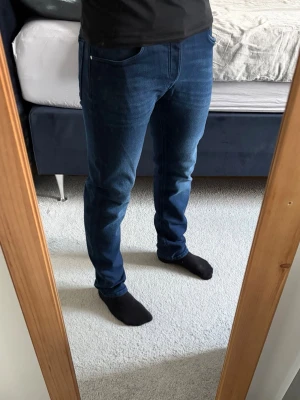 Handpicked Jeans - Ett par riktigt sköna jeans från italienska märket Handpicked i storlek W32. Klassisk femficksdesign med NFC tagg i höger ficka. Modellen heter Orvieto vilket motsvarar slim fit. Originalpris ligger på 3250kr på deras hemsida. Knappt använd, inga defekter alls! Bara att kontakta vid funderingar!🌟