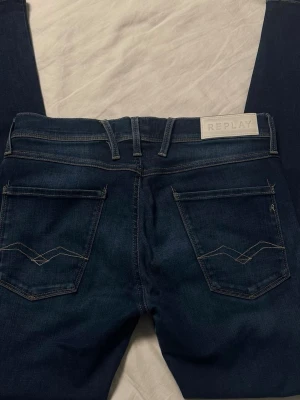 Mörkblå jeans från Replay - Modellen heter anbass och är väldigt fräscha, provat de endast 1 gång, mestadels legat vikt i garderoben. Storleken är w32/L32. Hör av dig för bud eller funderingar.👍