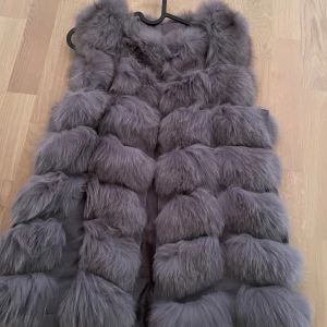 Äkta pälsväst grå - Säljer min knappast använda pälsväst, 700kr. Pris kan diskuteras vid snabb affär