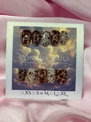 RoseFeral (M);Short Ballerina - Handgjorda press-on naglar i brunt och beiget med coolt djurinspirerat mönster och små roseguld detaljer. Naglarna har en kort, ballerina form och är perfekta för dig som vill sticka ut med en unik look.M: 16 mm, 12 mm, 12,5 mm, 11,5 mm, 10 mm