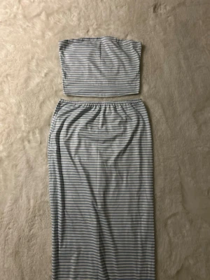 Randigt set - Super fint set men inte mina storlekar tyvärr, aldrig använt 