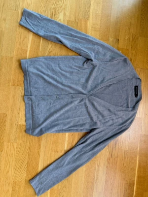  Tiger Of Sweden cardigan i 100% merino ull – storlek L -  Superfin grå cardigan från Tiger of Sweden i 100% merino ull. Storlek L, perfekt passform om man vill se biffig och atletisk ut! Skick:  – inga noppor, inga hål, har en liten fläck som lätt kan tvättas bort. Annars i toppskick. Säljer för den var för liten för mig som är 188cm och 95kg Nypris ligger runt 1200kr mitt pris 449! Snabbt • Stiligt • Smidigt – precis som vi lovar i bion 💪Har ni några frågor skriv! Priset kan sänkas vid snabb affär!