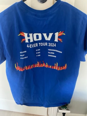 Blå Hov1 tour t-shirt 2024 - blå Hov1 4-Ever Tour 2024 t-shirt, köpt på zinken 2024, använd 1 gång😊