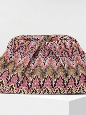 Kuvertväska med färgstarkt mönster - Unik kuvertväska med ett färgstarkt och detaljerat mönster i rosa, brunt, beige och svart. Väskan har en mjuk, puffig form och är tillverkad i textil med broderade bladmotiv. Perfekt för dig som vill sticka ut och addera lite färg till din outfit.