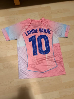 #10 Lamine Yamal FC Barcelona Pink Limited Edition 2025/26 - Stilren fotbollströja i helt nytt skick. Tröjan är inte använd en endaste sekund.