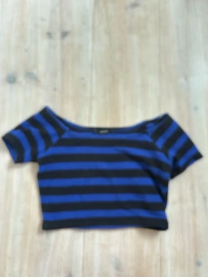 Randig crop top från forever 21 - Söt blå och svart randig crop top från forever 21 nästan oanvänd 