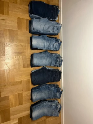 Stort jeans paket - Vill du uppgradera garderoben eller börja tjäna pengar på återförsäljning? 👖✨ Nu har du chansen! Jeans i eftertraktade storlekar W30-31 L30–34, alla i mycket fint skick. Endast 79 kr per par – först till kvarn!      Välj 3st 5par jeanspaket för endast 1199kr!