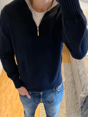 Gran Sasso Stickad Half Zip - Gran Sasso Stickad Half Zip | Storlek: 50, passar dig mellan 180-190 cm | Skick: 8/10, endast tagen har lossnat på ena sidan | Bara att skriva vid funderingar✍️