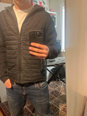 Cardigan jacka  - Säljer denna snygga cardigan jacka från Belstaff som passar perfekt till våren. Nypris 2799kr. Storlek M. Vid fråger eller funderingar är det bara att höra av sig. 