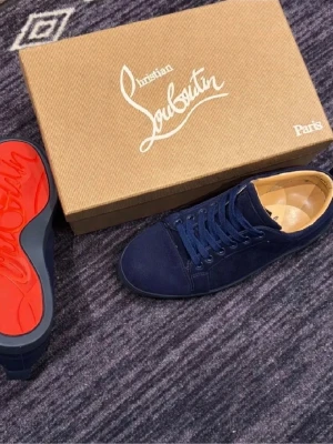 Christian loubutin - Fina marinblåa christian louboutin skor utan spikar och med röd sula. Skorna kommer med låda bags och ett kvitto. Skorna har varit använda ett få tal gånger men ser nya ut. Perfekt för dig som vill se stilig ut i sommar.