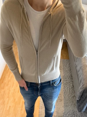 Soft Goat 100% Kashmir Zip Hoodie - Soft Goat 100% Kashmir Zip Hoodie | Storlek: M, passar dig mellan 180-190 cm | Skick: 8/10, endast en liten fläck innanför zipen | Bara att skriva vid funderingar✍️